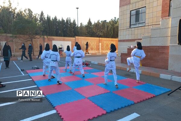 تقدیر از دانش‌آموزان منتخب مسابقات دبیرستان خوارزمی رباط‌ کریم