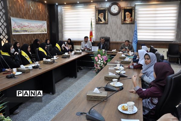 نشست صمیمی مدیر سازمان دانش‌آموزی استان اصفهان با خبرنگاران پانا‌ آران و بیدگل