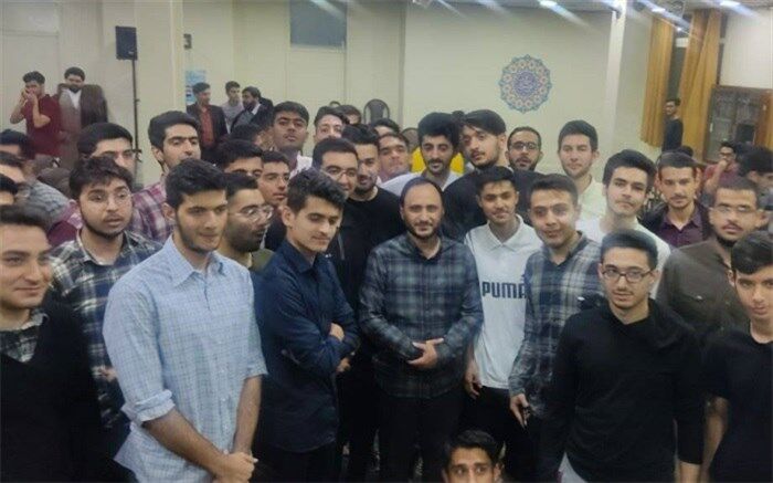 سخنگوی دولت با دانشجومعلمان به تماشای فوتبال نشست/ فیلم