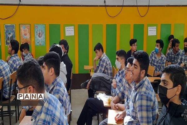 مراسم یادواره شهدا به‌مناسبت هفته بسیج در مدارس امیدیه