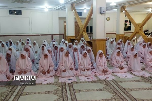 اقامه نماز جماعت توسط دانش‌آموزان ابتدایی مدرسه شهید‌غیوری شهرری