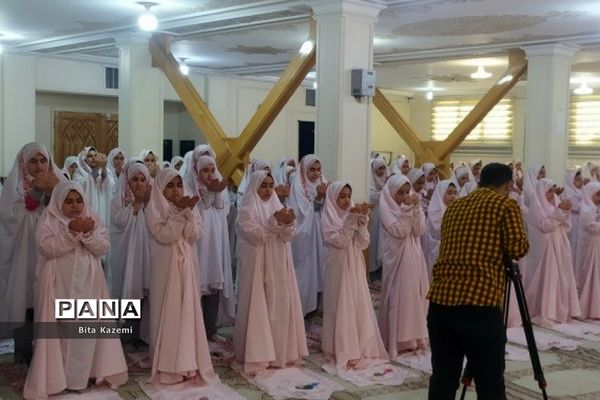 اقامه نماز جماعت توسط دانش‌آموزان ابتدایی مدرسه شهید‌غیوری شهرری