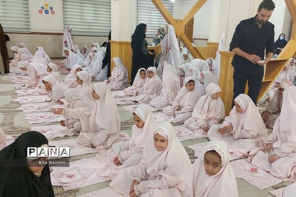 اقامه نماز جماعت توسط دانش‌آموزان ابتدایی مدرسه شهید‌غیوری شهرری