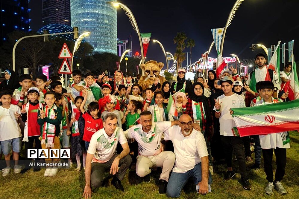 حمایت دانش‌آموزان ایرانی مقیم قطر از تیم ملی فوتبال ایران