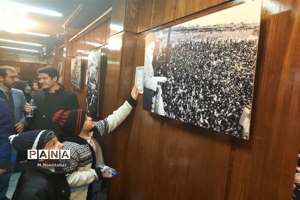 تجدید پیمان فرهنگیان و دانش‌آموزان با آرمان‌های انقلاب در حسینیه جماران