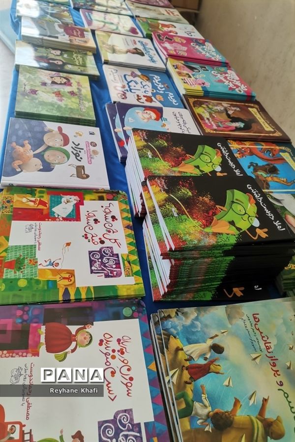 نمایشگاه کتاب، دنیای جلدهای رنگارنگ در پاکدشت