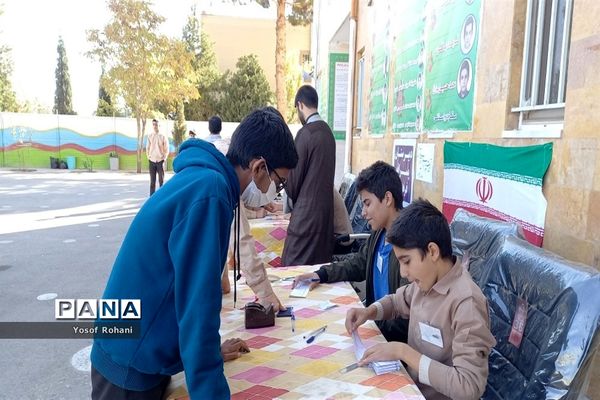 انتخابات شورای دانش آموزی در مدرسه فرهنگ کاشمر