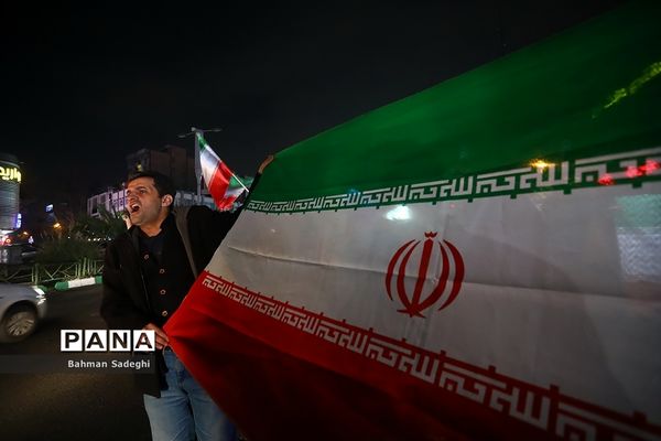 شادی مردم تهران پس از پیروزی ایران مقابل ولز