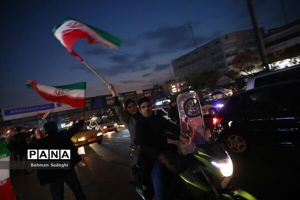 شادی مردم تهران پس از پیروزی ایران مقابل ولز