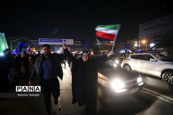 شادی مردم تهران پس از پیروزی ایران مقابل ولز