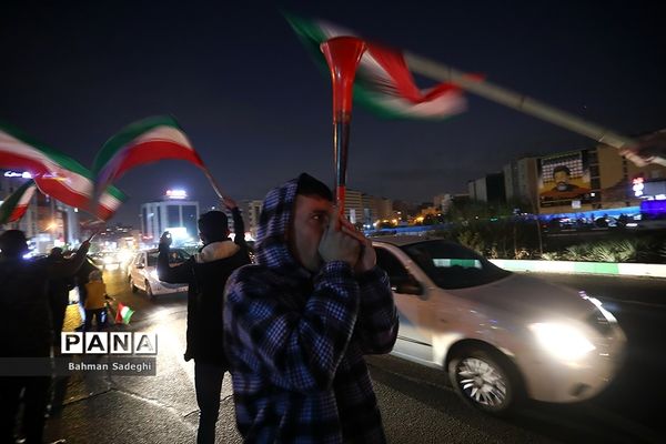 شادی مردم تهران پس از پیروزی ایران مقابل ولز