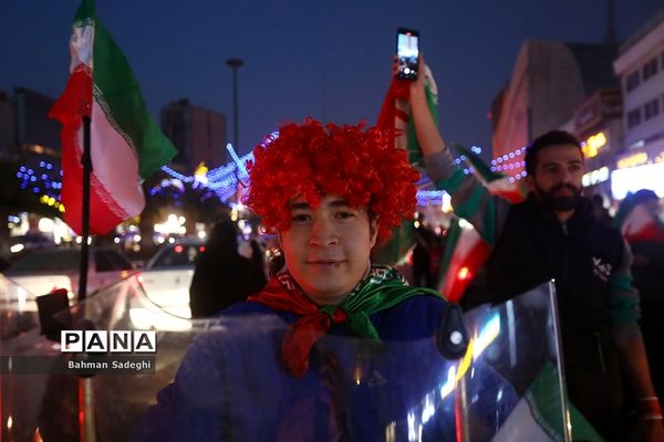 شادی مردم تهران پس از پیروزی ایران مقابل ولز