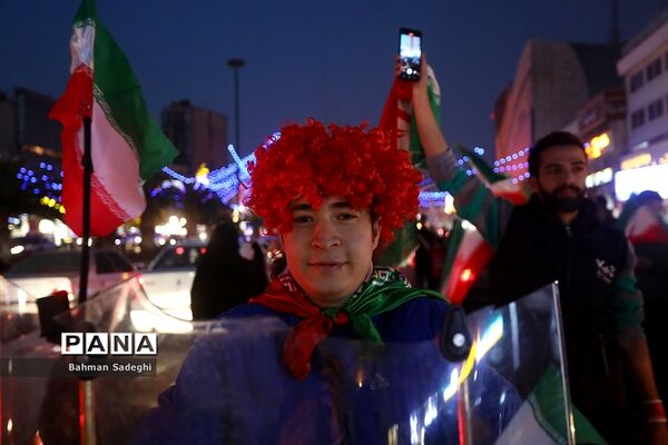شادی مردم تهران پس از پیروزی ایران مقابل ولز