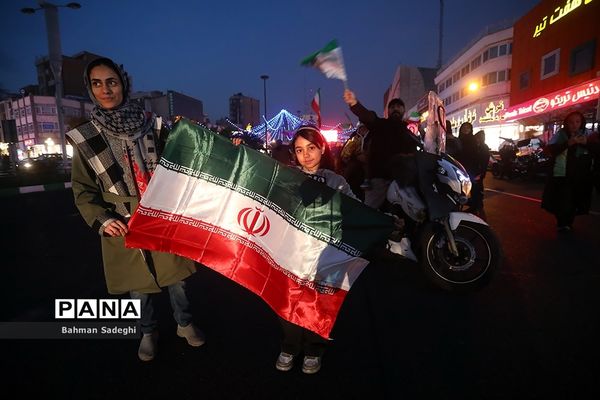 شادی مردم تهران پس از پیروزی ایران مقابل ولز