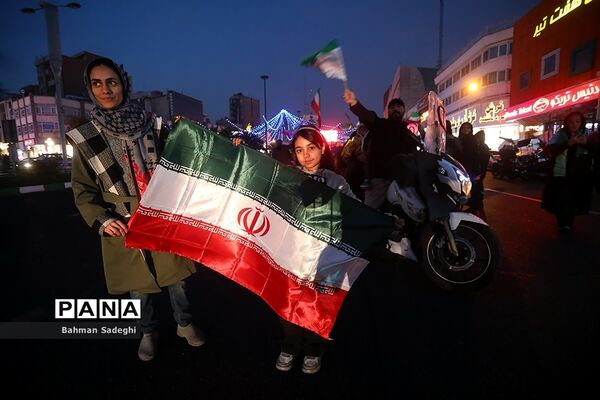 شادی مردم تهران پس از پیروزی ایران مقابل ولز