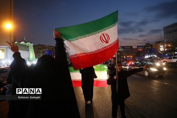 شادی مردم تهران پس از پیروزی ایران مقابل ولز