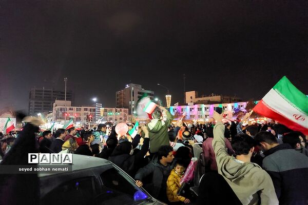شادمانی مردم انقلابی مشهد بعد از پیروزی مقتدرانه تیم ملی فوتبال ایران برابر ولز