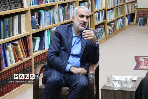 نشست صمیمی  یوسف نوری  وزیر آموزش و پرورش و هیئت همراه  با نماینده ولی فقیه در استان و امام جمعه بوشهر