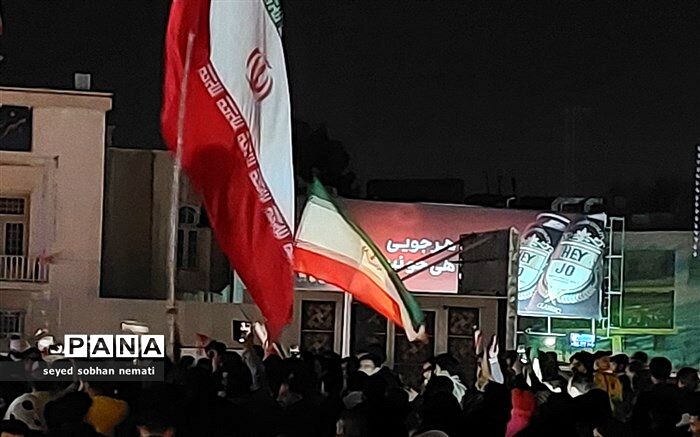 شادی دانش‌آموزان مشهدی پس از پیروزی تیم ملی ایران برابر ولز