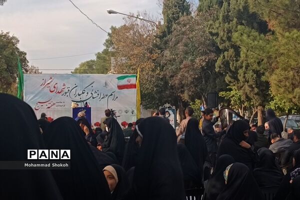 مراسم عطرافشانی و گلباران قبور شهدای شیراز به مناسب هفته بسیج در گلزار شهدا برگزار شد