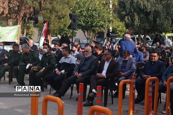 مراسم عطرافشانی و گلباران قبور شهدای شیراز به مناسب هفته بسیج در گلزار شهدا برگزار شد