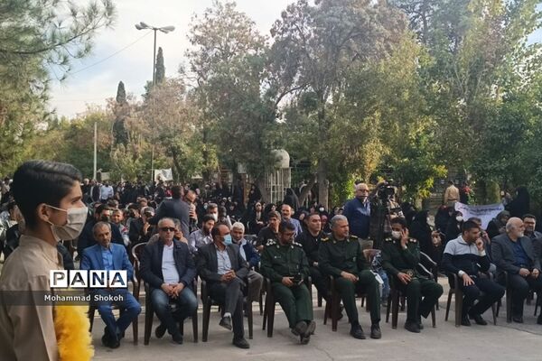 مراسم عطرافشانی و گلباران قبور شهدای شیراز به مناسب هفته بسیج در گلزار شهدا برگزار شد