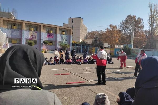 برگزاری مانور آموزشی و عملیاتی اسکان پس از زلزله در مدرسه  تربیت رودهن