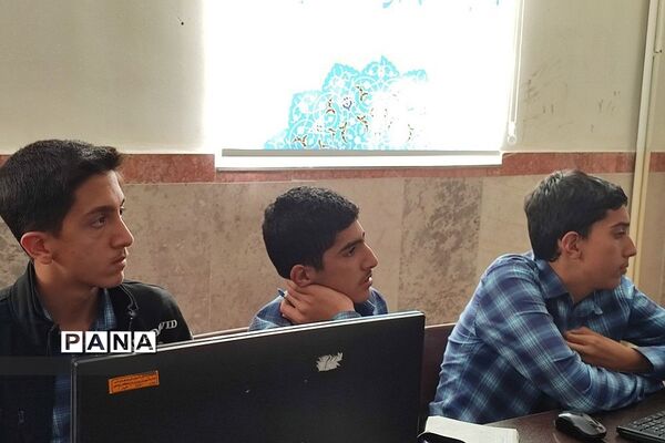 کلاس‌های مقدماتی رباتیک در مدرسه استعدادهای درخشان شهید‌‌بهشتی رودهن
