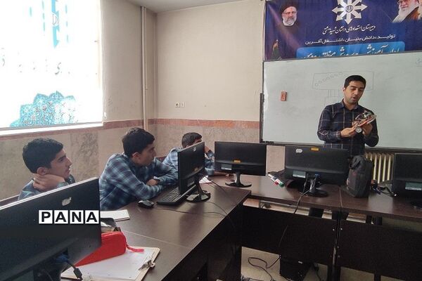 کلاس‌های مقدماتی رباتیک در مدرسه استعدادهای درخشان شهید‌‌بهشتی رودهن