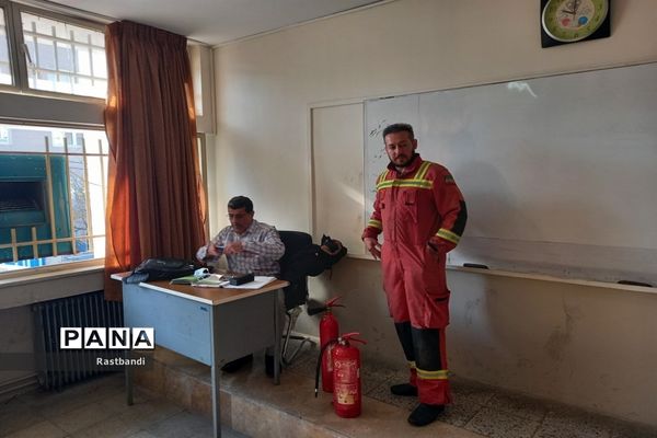 آموزش آتش‌نشانی در دبیرستان فرهنگ عرفان منطقه ۱۳