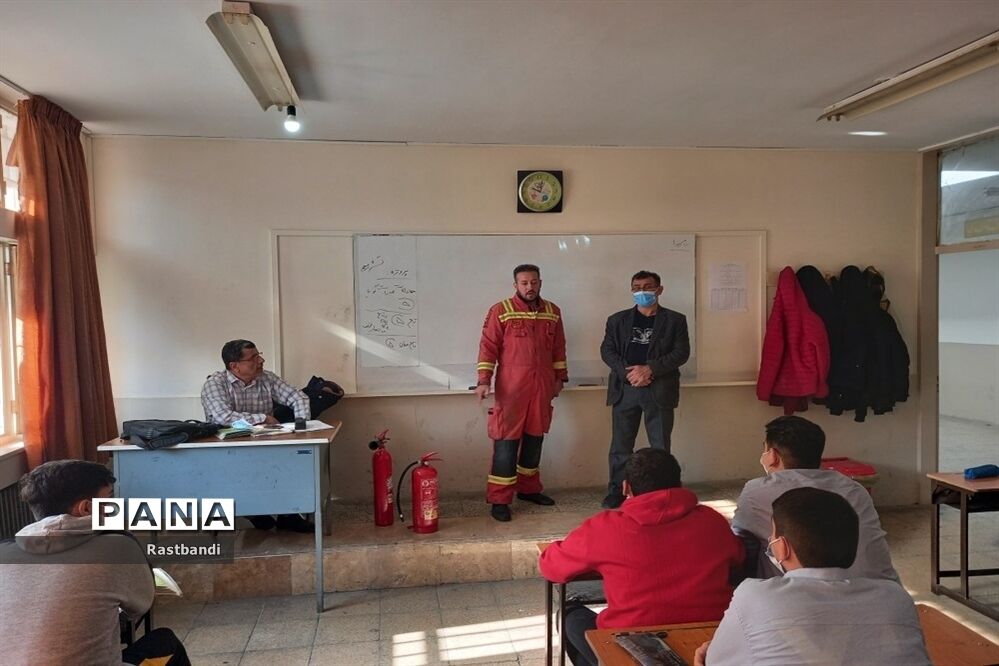 آموزش آتش‌نشانی در دبیرستان فرهنگ عرفان منطقه ۱۳