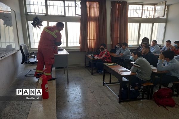 آموزش آتش‌نشانی در دبیرستان فرهنگ عرفان منطقه ۱۳