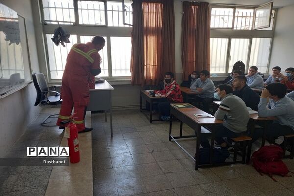 آموزش آتش‌نشانی در دبیرستان فرهنگ عرفان منطقه ۱۳