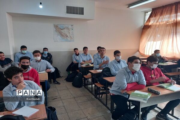 آموزش آتش‌نشانی در دبیرستان فرهنگ عرفان منطقه ۱۳