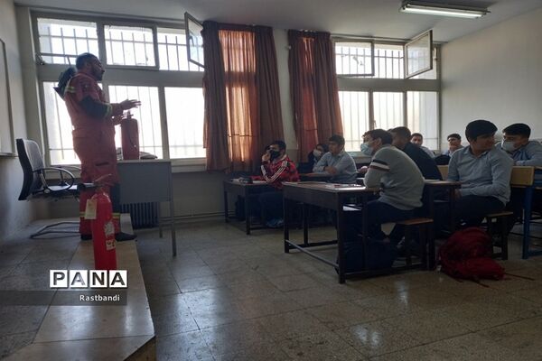 آموزش آتش‌نشانی در دبیرستان فرهنگ عرفان منطقه ۱۳