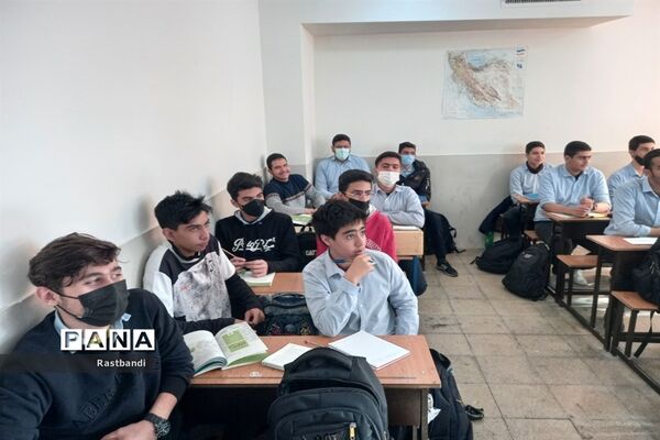 آموزش آتش‌نشانی در دبیرستان فرهنگ عرفان منطقه ۱۳