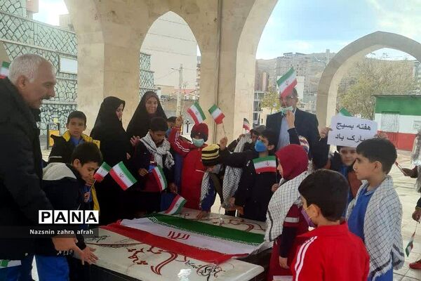 غبارروبی مزار شهدا توسط دانش‌آموزان رودهن در هفته بسیج