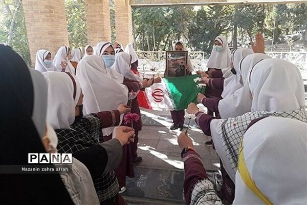 غبارروبی مزار شهدا توسط دانش‌آموزان رودهن در هفته بسیج