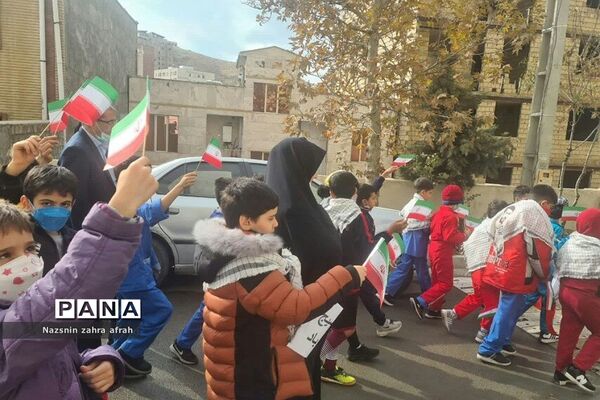 غبارروبی مزار شهدا توسط دانش‌آموزان رودهن در هفته بسیج