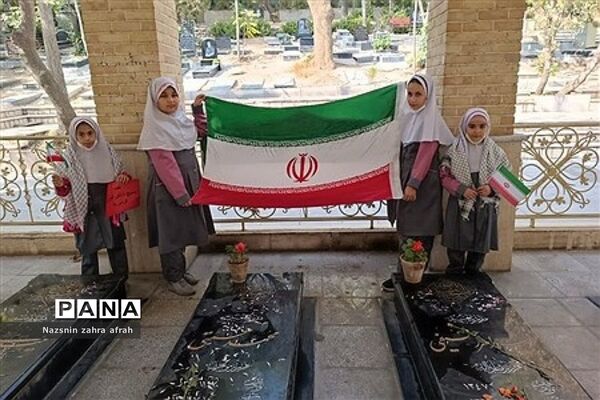 غبارروبی مزار شهدا توسط دانش‌آموزان رودهن در هفته بسیج