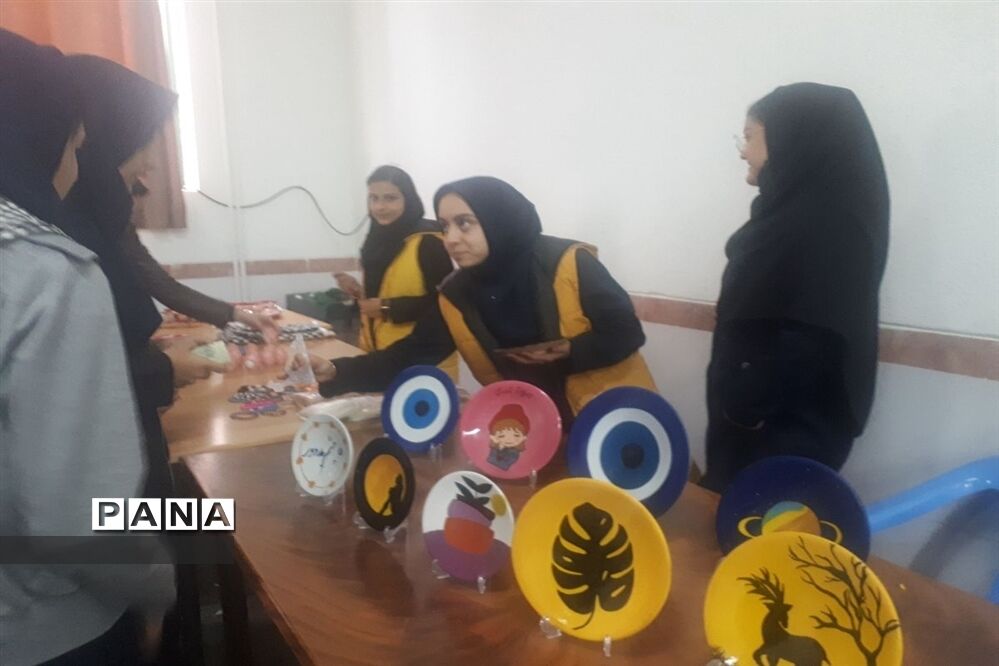 بازارچه محصولات خانگی در دبیرستان شهیده روحی ابرکوه