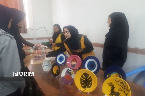بازارچه محصولات خانگی در دبیرستان شهیده روحی ابرکوه