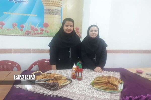 بازارچه محصولات خانگی در دبیرستان شهیده روحی ابرکوه
