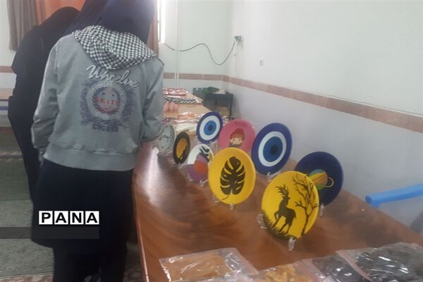 بازارچه محصولات خانگی در دبیرستان شهیده روحی ابرکوه