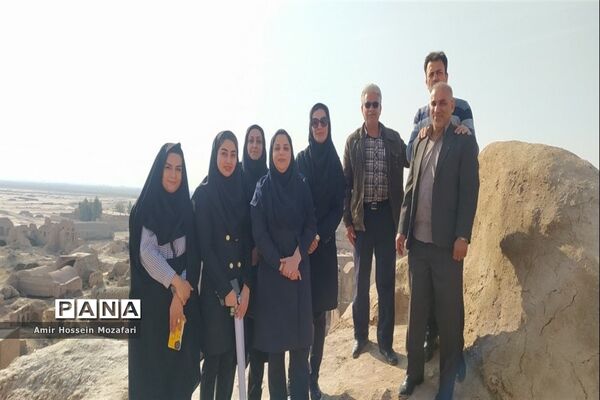 مراسم تقدیر از طلایه‌داران تعلیم و تربیت شهرستان آرادان
