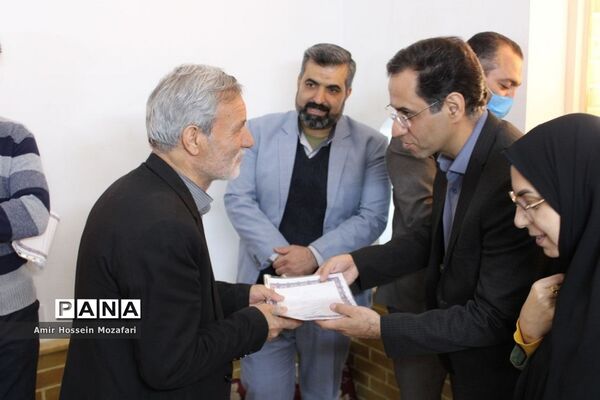 مراسم تقدیر از طلایه‌داران تعلیم و تربیت شهرستان آرادان