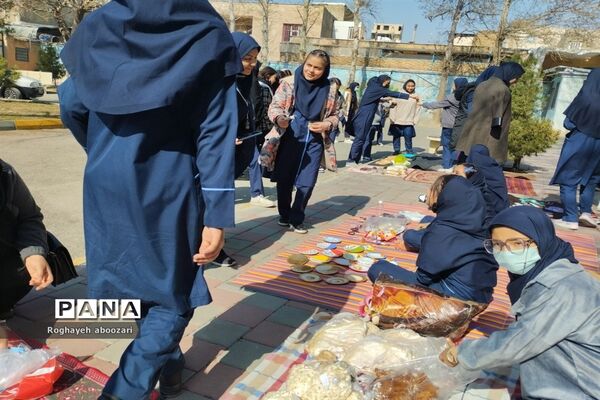 بازارچه محصولات خانگی در دبیرستان عصمت صفادشت