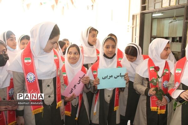 سپاس مربی توسط دانش‌آموزان پیشتاز استان بوشهر