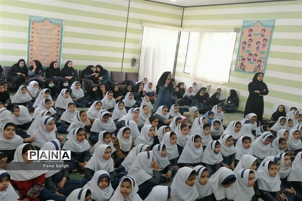 تقدیر از مربی پرورشی مدرسه هفت تیر بافق