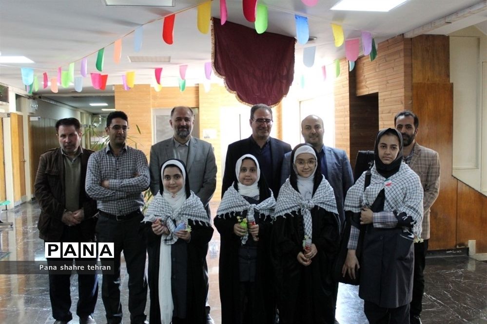 اهدای هدیه فرهنگى دانش‌آموزان به فرهنگیان اداره‌کل به مناسبت هفته تربیت اسلامى